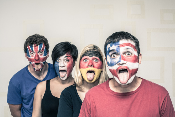 Gente divertida con banderas en las caras
 - Foto, imagen