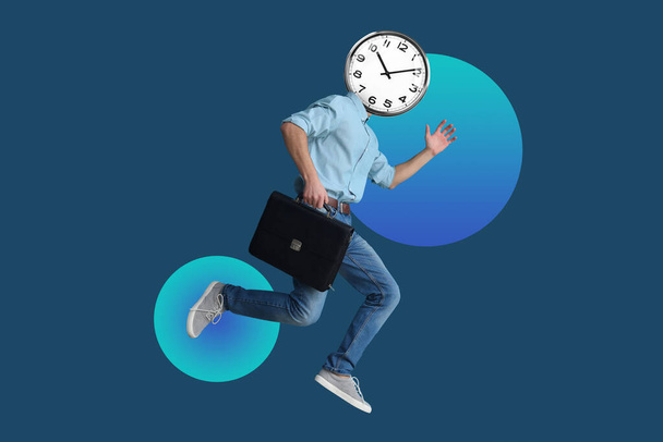 Kafası yerine saati ve mavi arka planda çantası olan çalışan bir adam. - Fotoğraf, Görsel