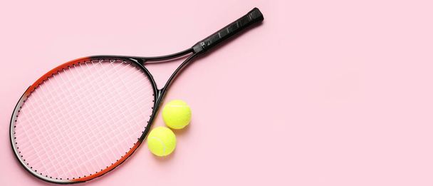 テニスラケットとボールピンクの背景にテキストのためのスペース - 写真・画像