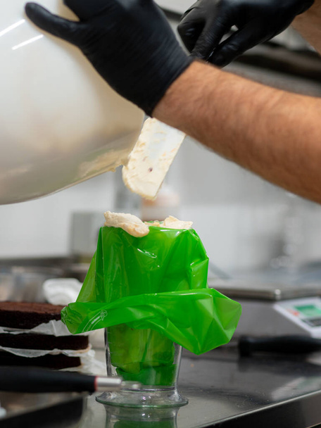 chef usando ganache bolo de decoração no laboratório de cozinha profissional - Foto, Imagem