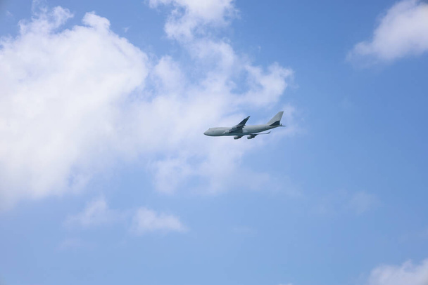 Nowoczesny samolot lecący na błękitnym niebie - Zdjęcie, obraz