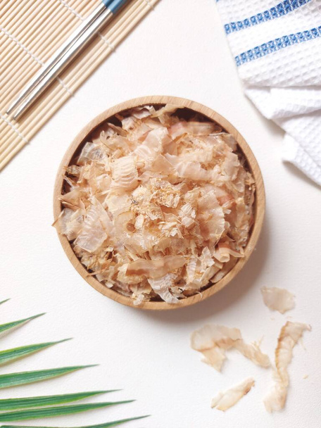 Katsuobushi. Es handelt sich um haltbare Lebensmittel, die aus Bonito-Thun hergestellt werden. Rasiert wie Holzspäne für die Brühe. Grundlage der japanischen Küche, die als Aroma über die Speisen gestreut wird. als Beilage zu Reis gegessen - Foto, Bild
