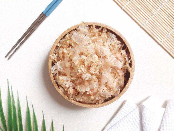 Katsuobushi. Il s'agit d'aliments en conserve à base de thon listao. rasé comme des copeaux de bois pour le bouillon. base de la cuisine japonaise, saupoudré sur le dessus de la nourriture comme un arôme. mangé comme plat d'accompagnement avec du riz - Photo, image