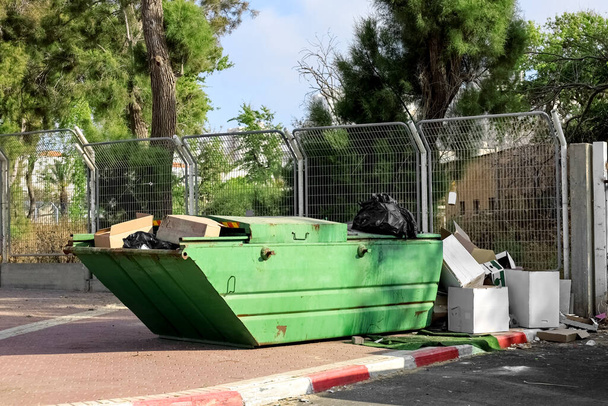 contenedor de basura verde en la calle de la ciudad - Foto, imagen