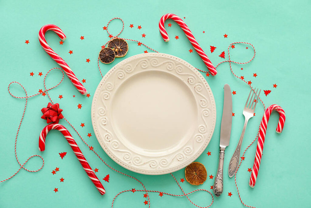 Χριστουγεννιάτικο τραπέζι ρύθμιση με καραμέλα μπαστούνια στο φόντο χρώμα - Φωτογραφία, εικόνα