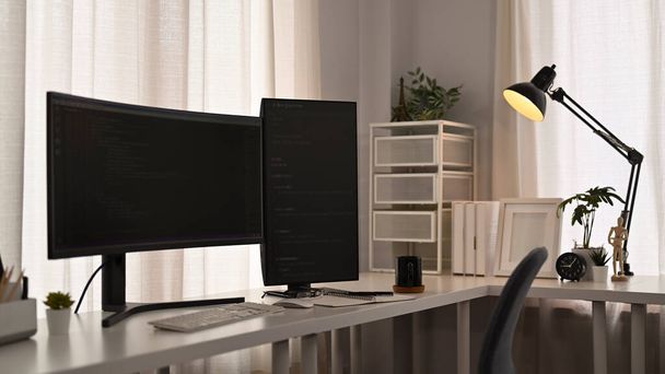 Počítačové monitory s kódovanými daty, dodávky na dřevěný stůl v kanceláři pro vývoj softwaru. - Fotografie, Obrázek