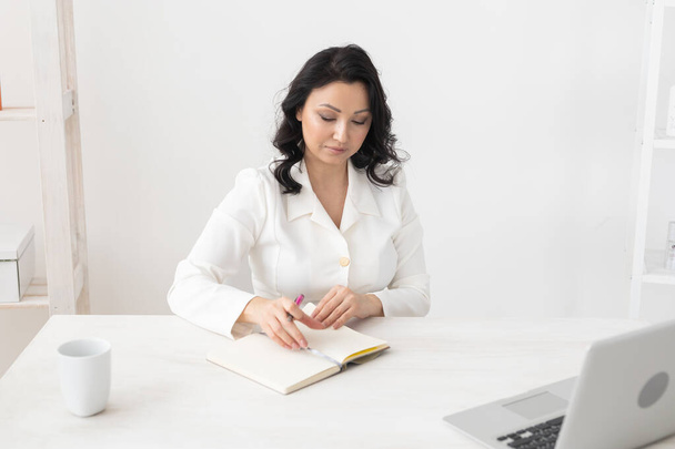 Muotokuva liiketoiminnan nainen valkoisessa puvussa työskentelee toimiston kannettavan tietokoneen. Pienyritysten omistajat työntekijät freelance online sme markkinointi sähköisen kaupankäynnin telemarkkinointi - Valokuva, kuva