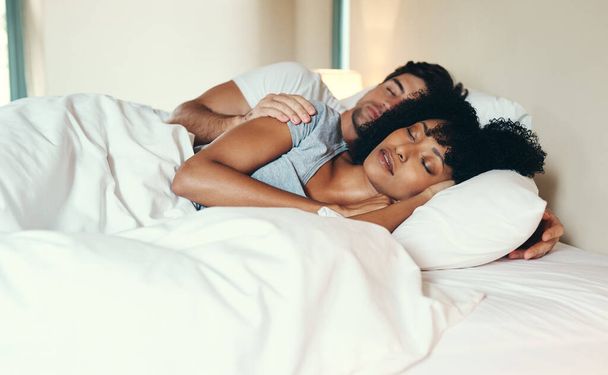 Notre amour se sent comme un rêve qui prend vie. un jeune couple affectueux dormant paisiblement ensemble dans leur lit à la maison - Photo, image