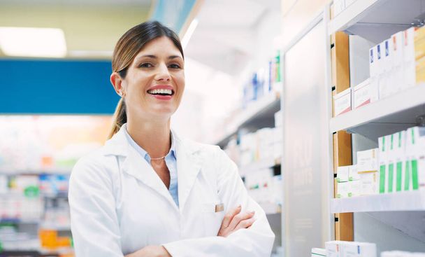 I work directly with the public to make a difference. a female pharmacist working in a chemist - Foto, immagini