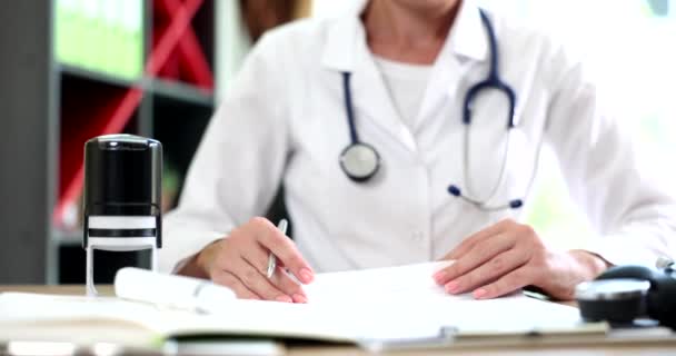 Arzt versiegelt Nahaufnahmen medizinischer Dokumente. Krankenversicherungsunterlagen und finanzielle Zahlungen - Filmmaterial, Video