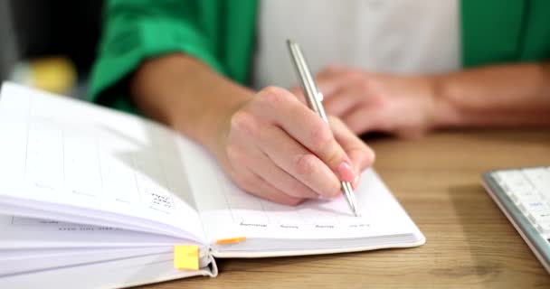 Жінка пише план списків і робить нотатки, виконуючи домашнє завдання. Концепція саморозвитку та вдосконалення освіти та планування денного - Кадри, відео