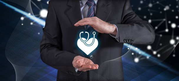 Концепция медицинского страхования с предпринимателем в защитном жесте
 - Фото, изображение
