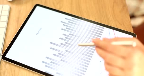 Αναλυτής συνεργάζεται με analytics και στατιστικά στοιχεία στην οθόνη tablet. Πρόσωπο που περιηγείται σε επιχειρηματικές πληροφορίες ή έρευνα - Πλάνα, βίντεο