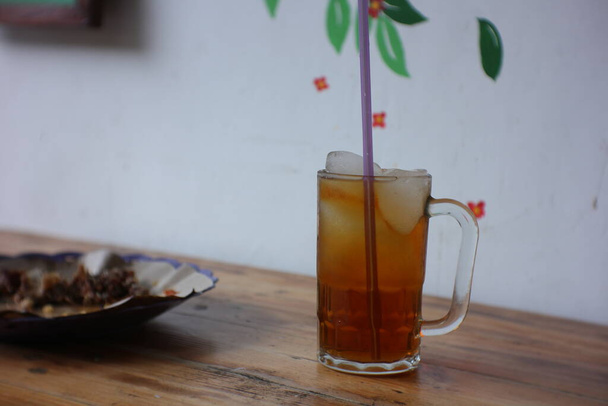 szklankę mrożonej herbaty na drewnianym stole - Zdjęcie, obraz
