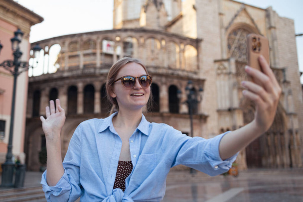Viajes verano turismo vacaciones fondo. Viajero mujer caucásica tomando autorretrato foto selfie en el casco antiguo de Valencia, España.  - Foto, imagen