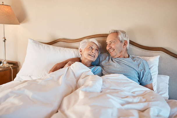 私は永遠にこれらの腕の中で抱き合うことができた。愛情のこもった先輩夫婦がベッドに横になって老人ホームで抱き合って - 写真・画像