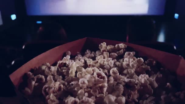 Кино и развлечения, коробка попкорна в кинотеатре для ТВ-шоу потокового сервиса и производства киноиндустрии. Высококачественные 4k кадры - Кадры, видео