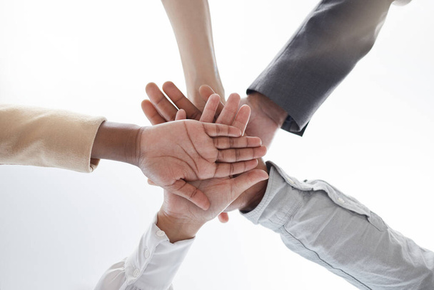 Hände zusammen, Unterstützung und Teamwork-Motivation des solidarischen Geschäftsteams. Zusammenarbeit, Arbeitsgemeinschaft und Firmenmitarbeiter bereit für die gemeinsame Arbeit an einem Projekt mit Vertrauen und Hoffnung. - Foto, Bild