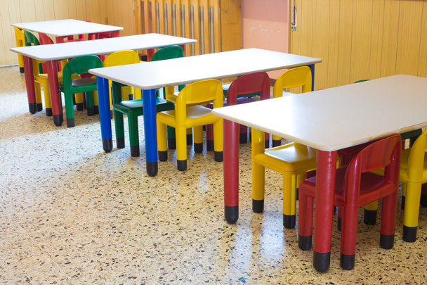 bancos pequeños y sillas de colores pequeños en preescolar
 - Foto, Imagen
