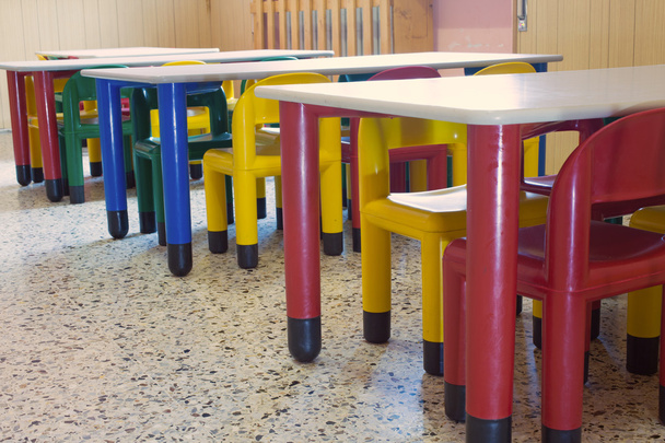 refectorio del jardín de infantes con bancos pequeños y de color pequeño
 - Foto, imagen