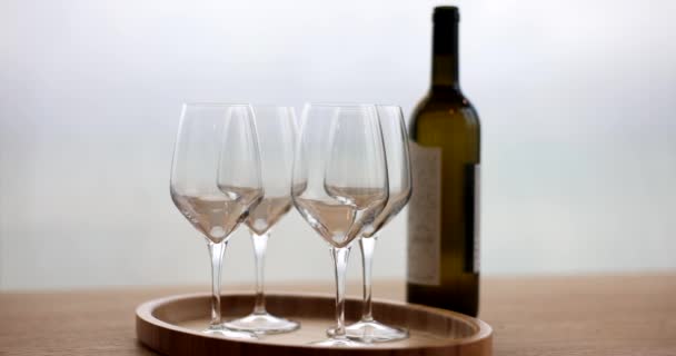 Garrafa de vinho branco e copos na bandeja. Seleção de vinhos de elite de qualidade - Filmagem, Vídeo