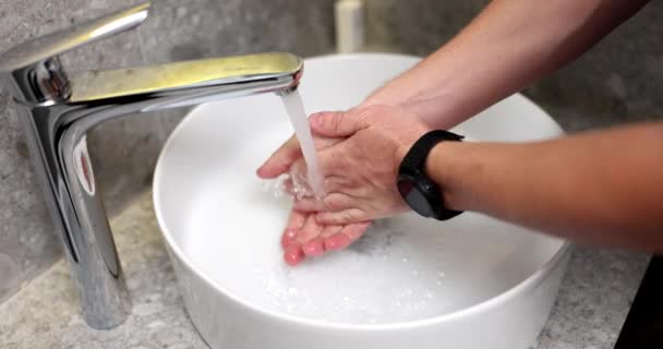 Πλένει τα χέρια με σαπούνι για πρόληψη και υγιεινή για την πρόληψη της εξάπλωσης των μικροβίων. Έννοια φροντίδας δέρματος χεριών - Πλάνα, βίντεο