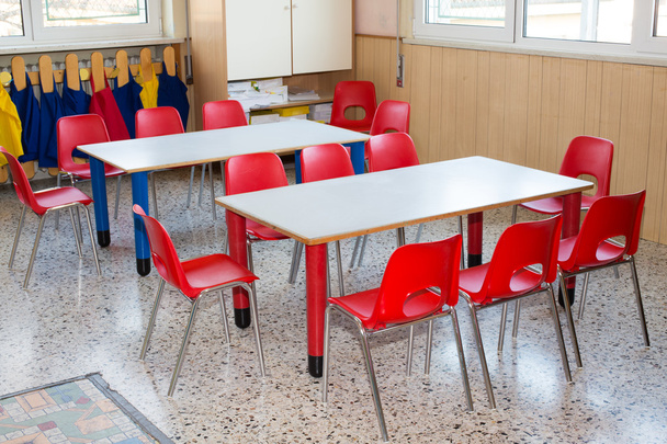 berçário de sala de aula com cadeiras e mesas para crianças
 - Foto, Imagem