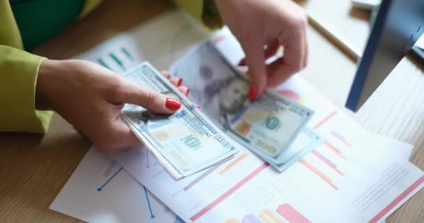 Bizneswoman liczy gotówkę w biurze. Analiza i statystyki zysków i strat - Materiał filmowy, wideo
