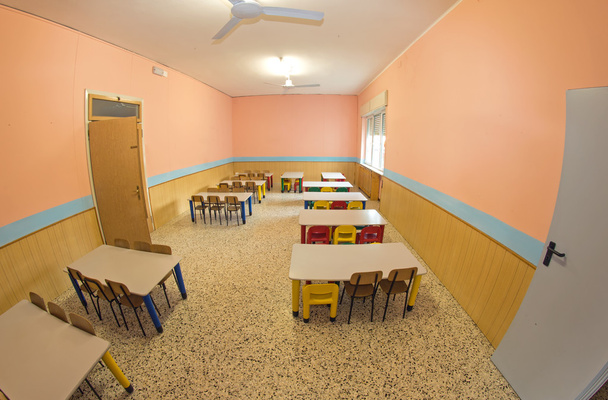 salle à manger du réfectoire de la maternelle avec petit banc
 - Photo, image