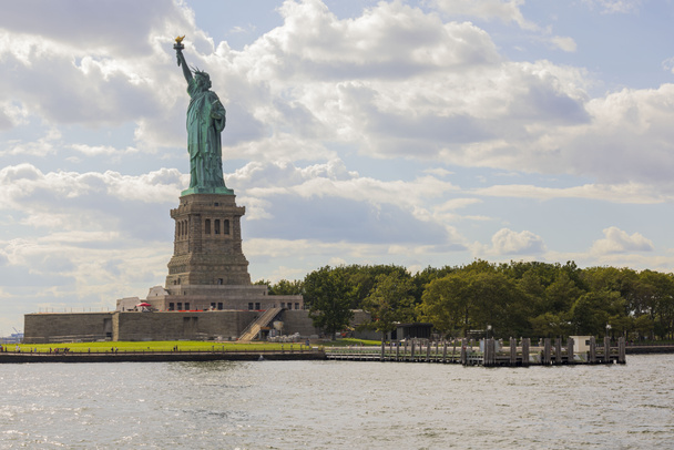 ハドソン川デルタのベイでニューヨークの自由の島の自由の女神像の美しい景色. - 写真・画像