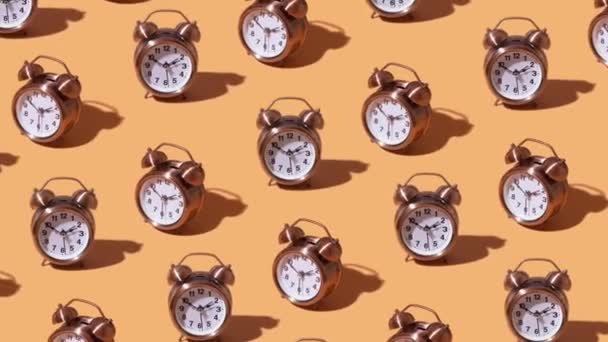 オレンジの背景に目覚まし時計の動きのパターン。創造的な時間概念。高品質4k映像 - 映像、動画