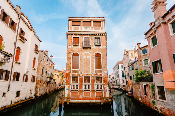 Venecia, Italia - Octubre 2022: Edificio característico en los canales de Venecia - Foto, Imagen