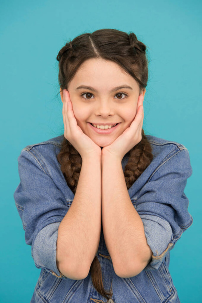Sorrindo menina adolescente com belo sorriso saudável, conceito de resposta emocional. - Foto, Imagem