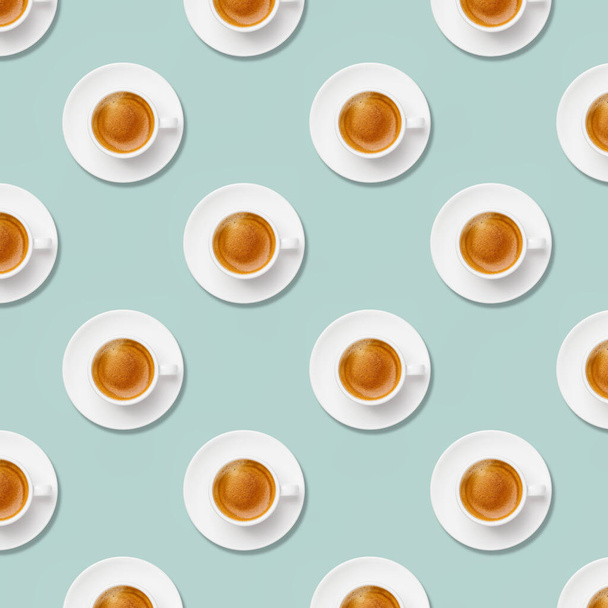 コーヒーのパターン。ブルーを背景にしたコーヒーカップ。最小限の概念、正方形の構成 - 写真・画像