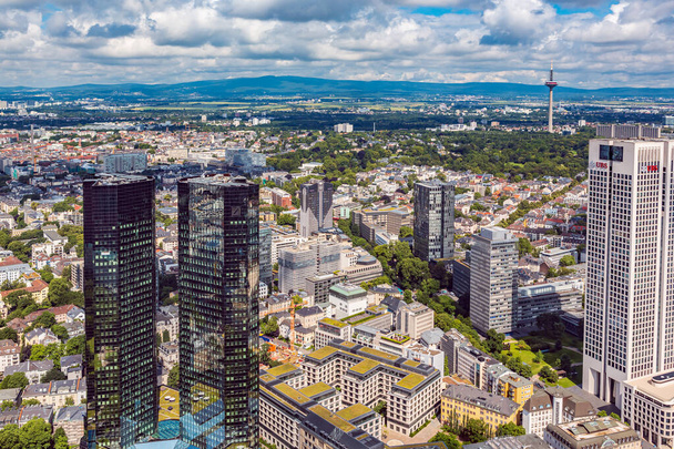Frankfurt nad Menem, Niemcy - około czerwca 2016: Widok na miasto Frankfurt nad Menem z wieży Main, Niemcy - Zdjęcie, obraz