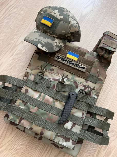 ウクライナ軍の防弾ベスト、迷彩帽と軍のためのナイフ。最上階だ。ウクライナとロシアの軍事侵攻における戦争の概念。ウクライナからの翻訳:ウクライナの軍隊. - 写真・画像