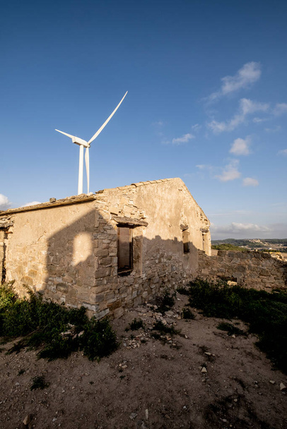 Tuuliturbiinit taivaalla taustalla Espanjassa - Valokuva, kuva