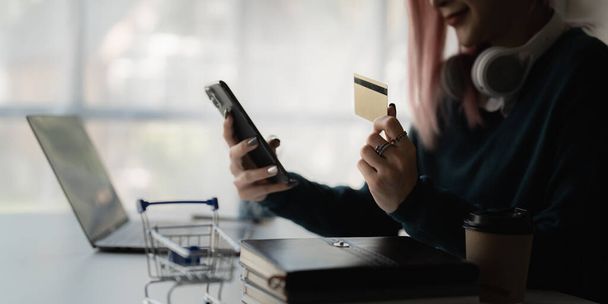 Fiatal ember hitelkártyával és okostelefonnal. Online vásárlás, e-kereskedelem koncepciója. - Fotó, kép