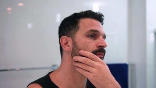 Férfi borotválkozás a fürdőszobában készül a munkához - Felvétel, videó