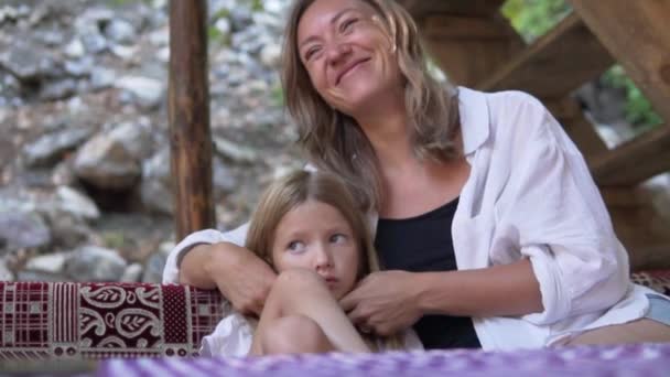  Sevgi dolu bir Rus annesi, küçük üzgün kızını rahatlatır ve öper. Annelik. Annelik içgüdüsü. Yüksek kaliteli FullHD görüntüler - Video, Çekim