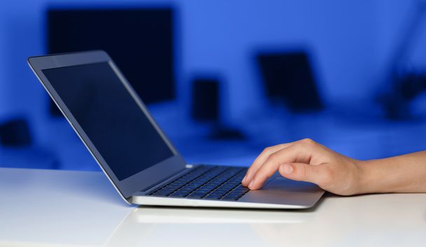 Empresário pressionando computador portátil moderno em backgrou colorido
 - Foto, Imagem
