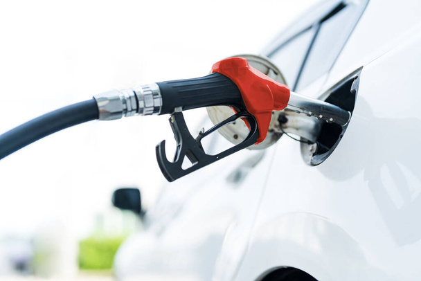 Άντρας χέρι πλήρωση και άντληση πετρελαίου βενζίνης το αυτοκίνητο με καύσιμο στο σταθμό, Πλήρωση του αυτοκινήτου με καύσιμο φυσικό αέριο στην αντλία σταθμό - Φωτογραφία, εικόνα