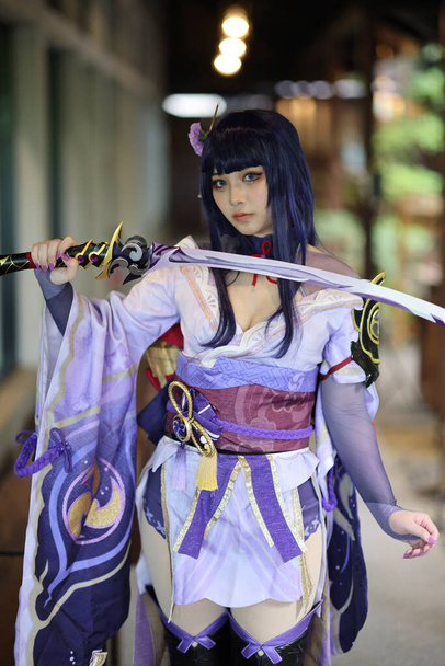 Портрет красивої молодої жінки, косметика з костюмом самурая на японському городі. - Фото, зображення
