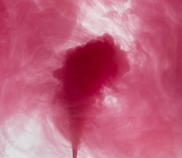 Mouvement gelé. Plume de fumée rose. Simulation d'explosion. Fond abstrait et flou. Photographie - Photo, image