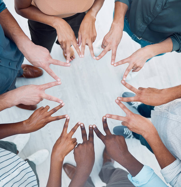 Teamarbeit, gemeinsames Handzeichen und die Unterstützung eines Arbeiterteams, das Gemeinschaft zeigt. Unternehmenszusammenarbeit, Solidarität und Vertrauensgeste der Belegschaft. - Foto, Bild