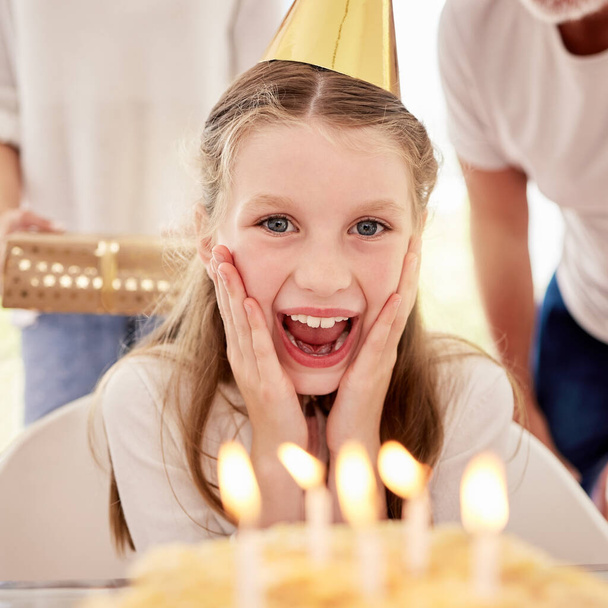 Счастливая, девочка и день рождения удивляют свечами в праздновании, счастьем и выражением лица дома. Портрет женщины-подростка, празднующей особый день с семьей торт с улыбкой на желание. - Фото, изображение