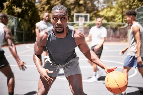 Basketbolcu, takım sporu ve motivasyon, rekabet, oyun ya da topluluk arkadaşlarıyla antrenman için odaklanma ve güç. Siyahi adam portresi, bir grup insan ve mahalle basketbol sahası.. - Fotoğraf, Görsel