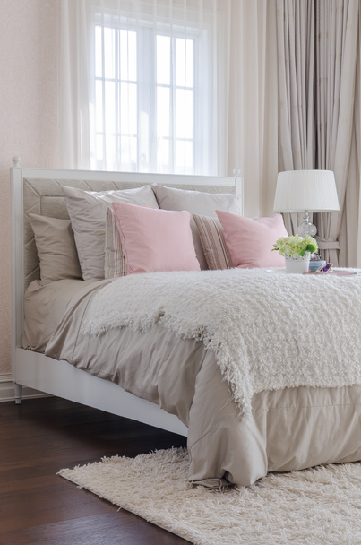 Luxus-Schlafzimmer mit rosa Kissen auf dem Bett - Foto, Bild