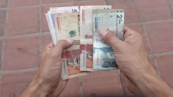 Pénzbankjegyeket számoló kezek Kolumbiai Peso - Dél-Amerika egyik legszegényebb országának inflációja és gazdasági növekedése - Felvétel, videó