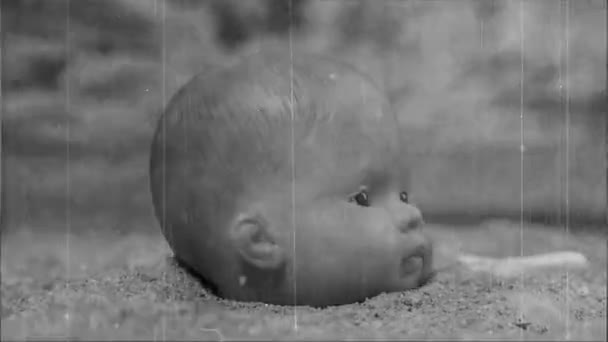 Egy baba a fejét a tengerparton forog a borított film hiba - Felvétel, videó